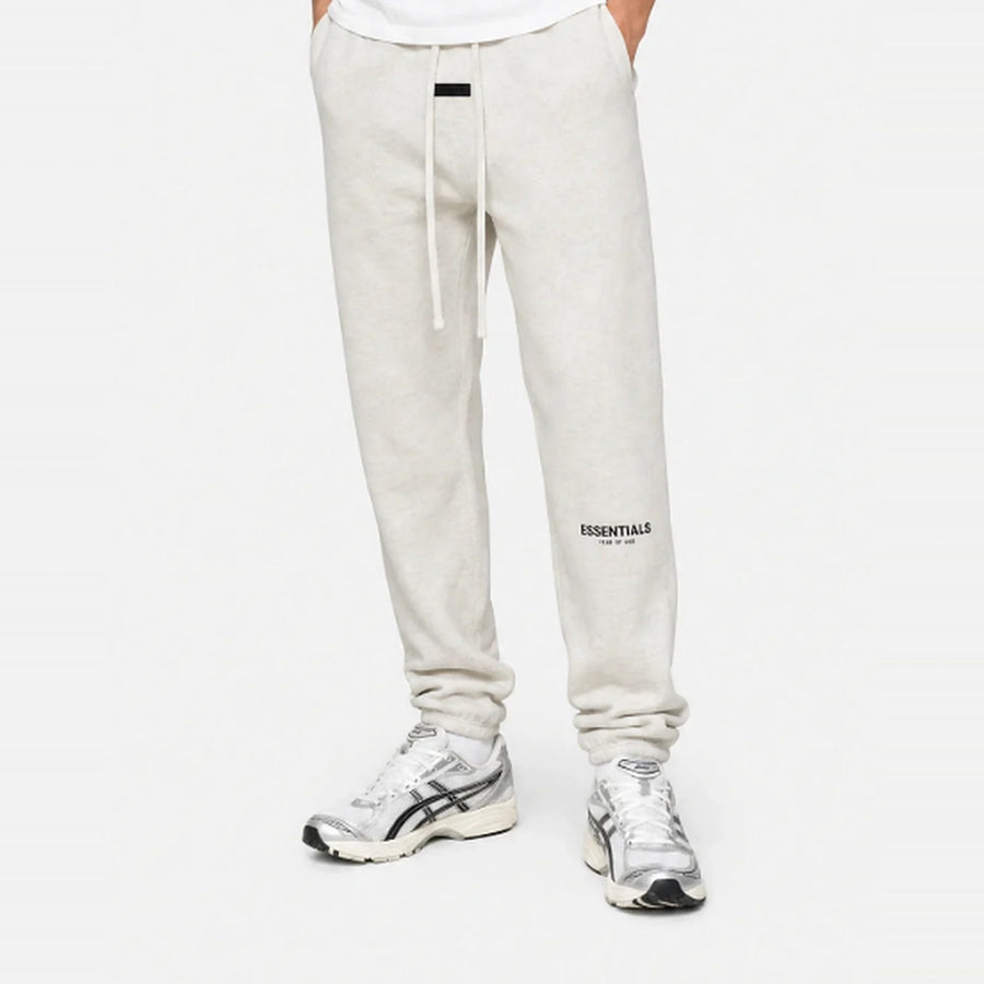 Jogging Fear of God Essentials Light Oatmeal SS22 - porté