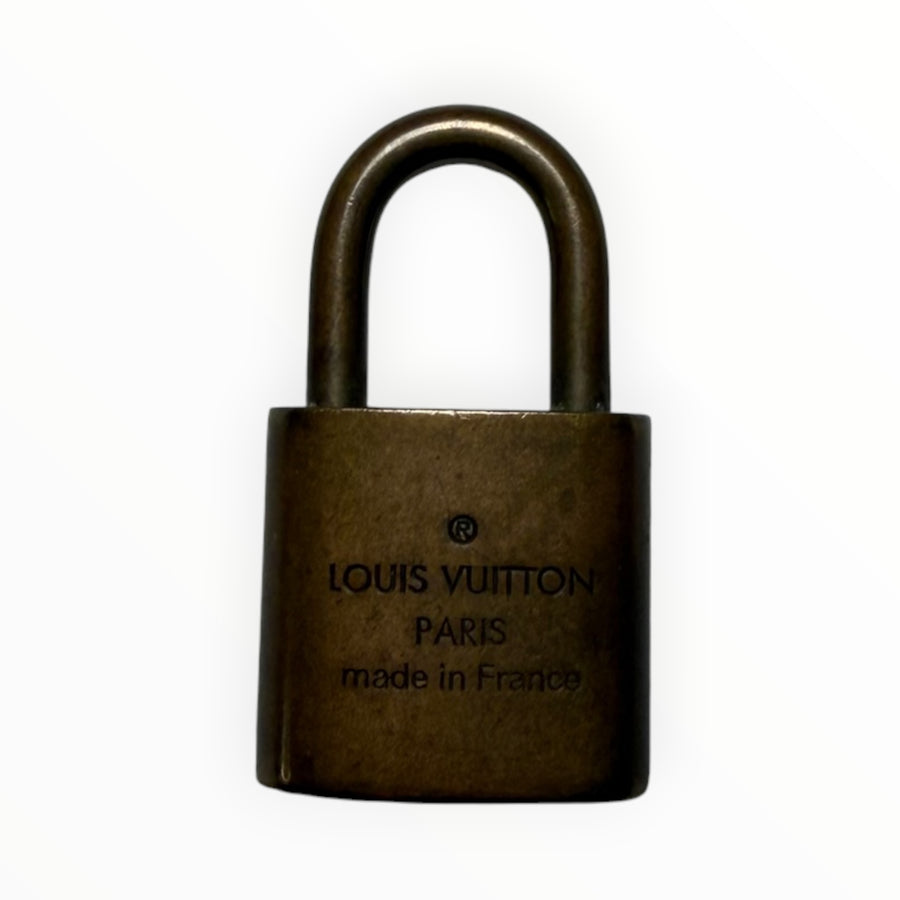 Cadenas signature en métal doré vieilli de Secondstore pour sac Louis Vuitton Speedy avec gravure authentique