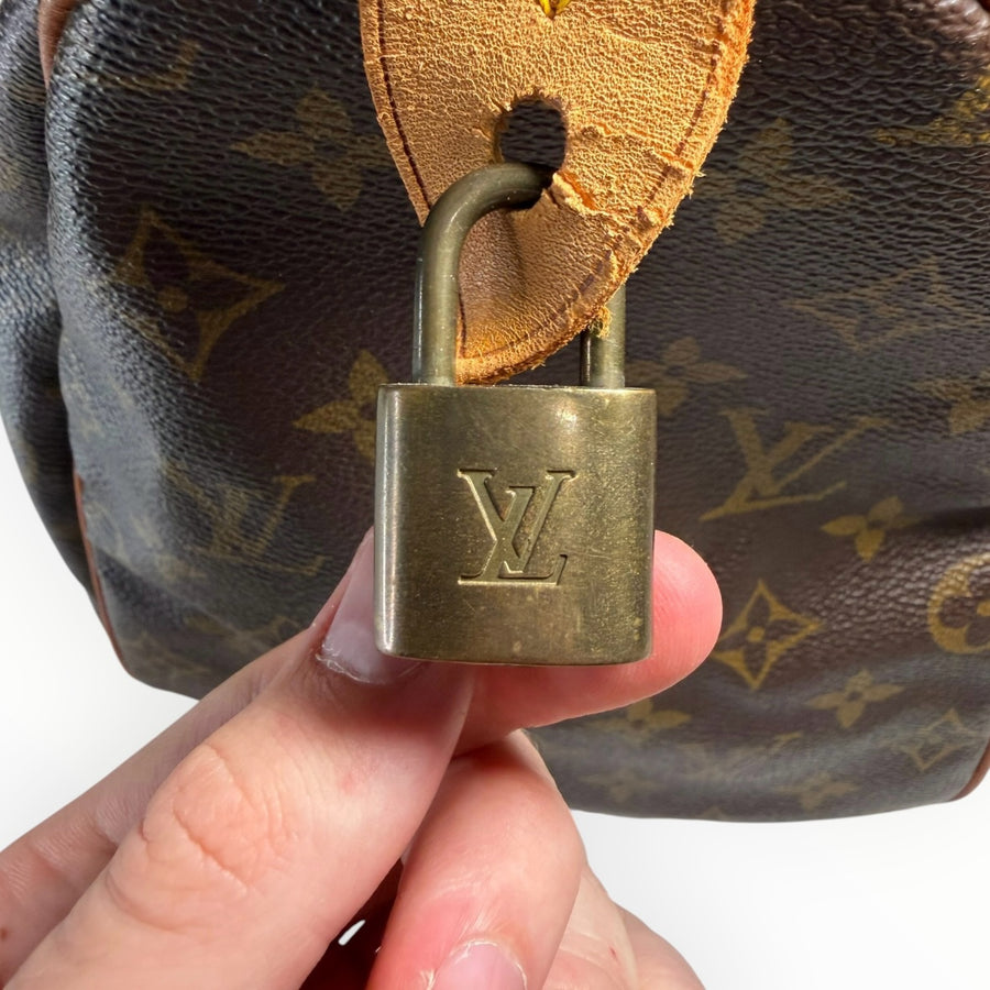 Cadenas en laiton doré gravé Louis Vuitton sur un sac Speedy en toile Monogram Secondstore