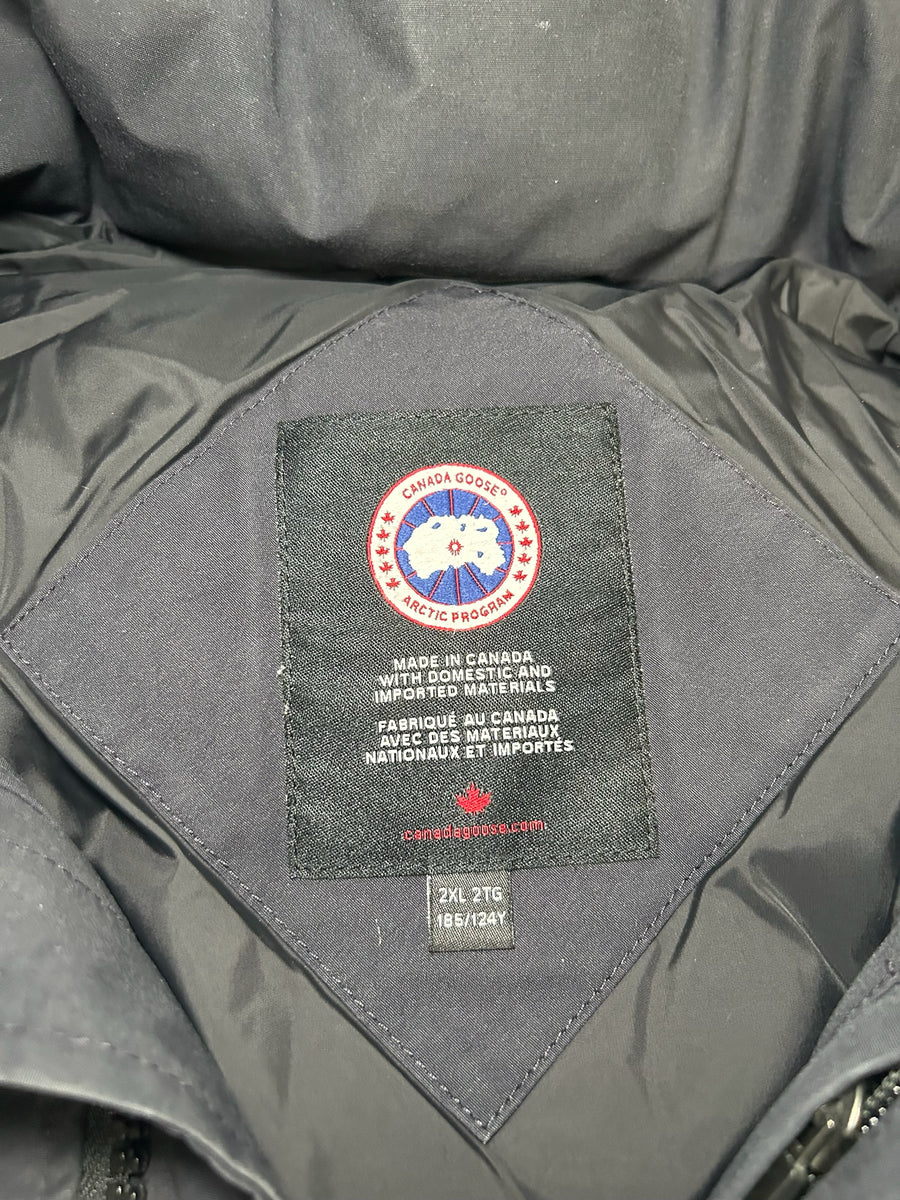 Étiquette intérieure noire de doudoune Secondstore Canada Goose avec logo brodé et détails de taille 2XL