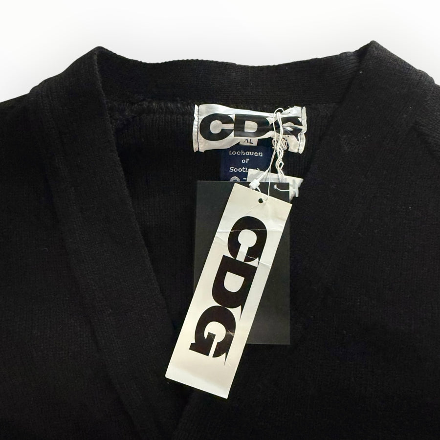Cardigan noir en maille Secondstore avec étiquette CDG et col en V, confectionné en Écosse.