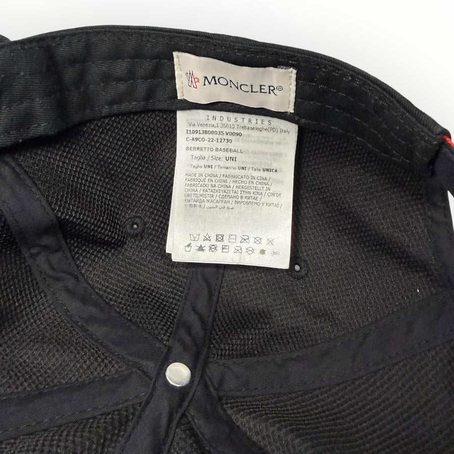 Étiquette intérieure de la casquette de baseball noire Secondstore Moncler avec détails de fabrication et logo