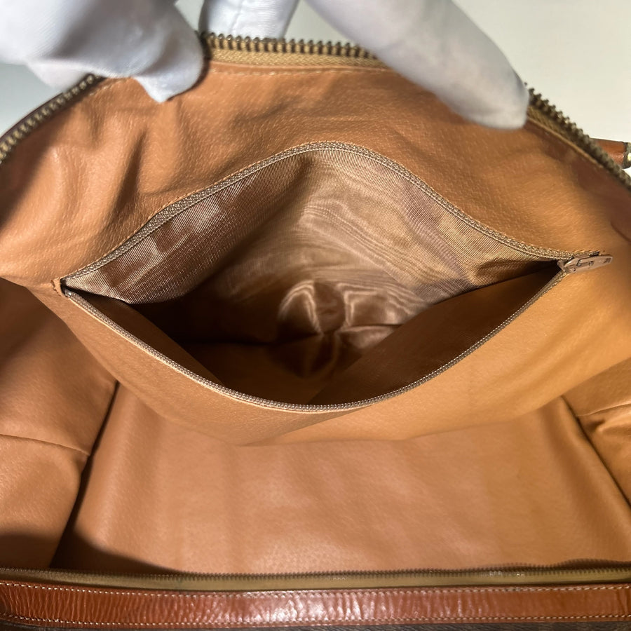 Intérieur du sac de voyage Secondstore CELINE en cuir miel avec poche zippée et doublure textile élégante