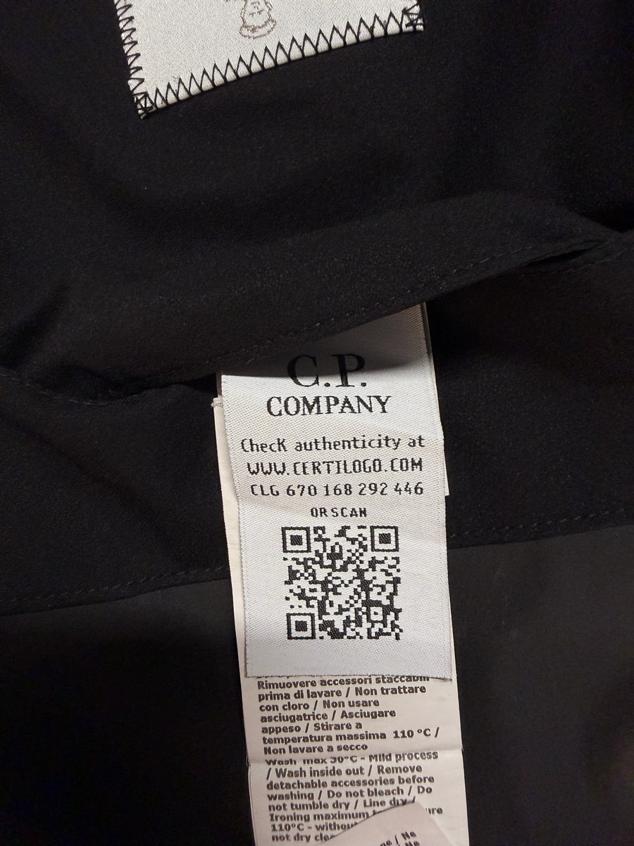 Étiquette d'authenticité intérieure avec QR code et logo C.P. Company sur une veste noire Secondstore