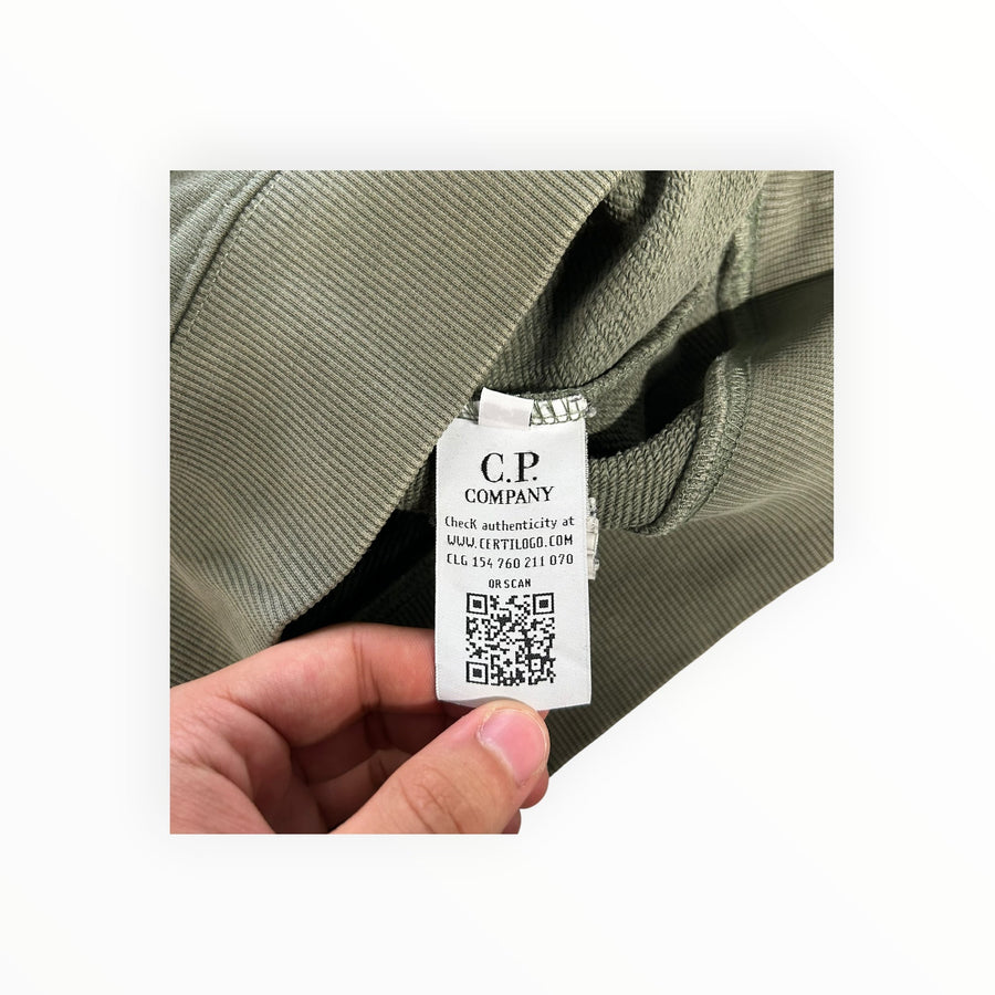Etiquette d'authenticité Secondstore sur un sweat-shirt vert olive C.P. Company avec code QR et logo