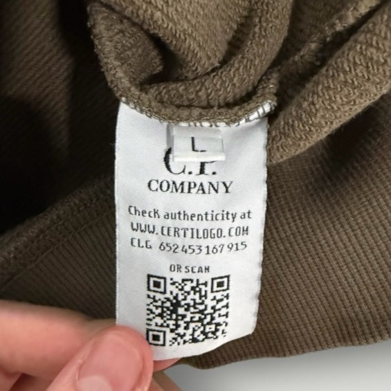 Étiquette d'authenticité Secondstore sur sweat-shirt C.P. Company avec code QR et logo de la marque