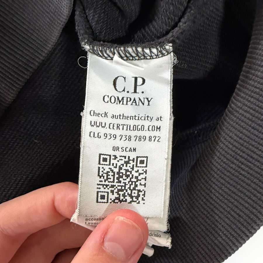 Étiquette d'authenticité Secondstore sur un sweat-shirt noir C.P. Company avec code QR et numéro Certilogo