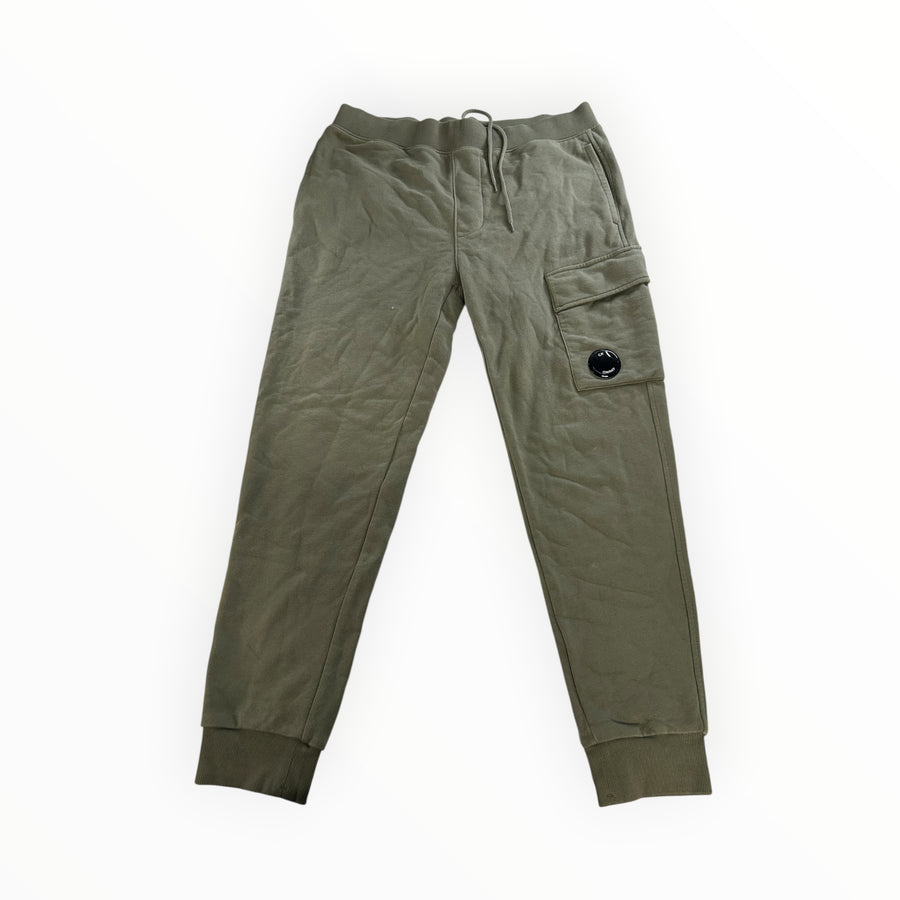 Pantalon cargo Secondstore C.P. COMPANY en coton vert olive avec poche latérale emblématique et taille élastique.