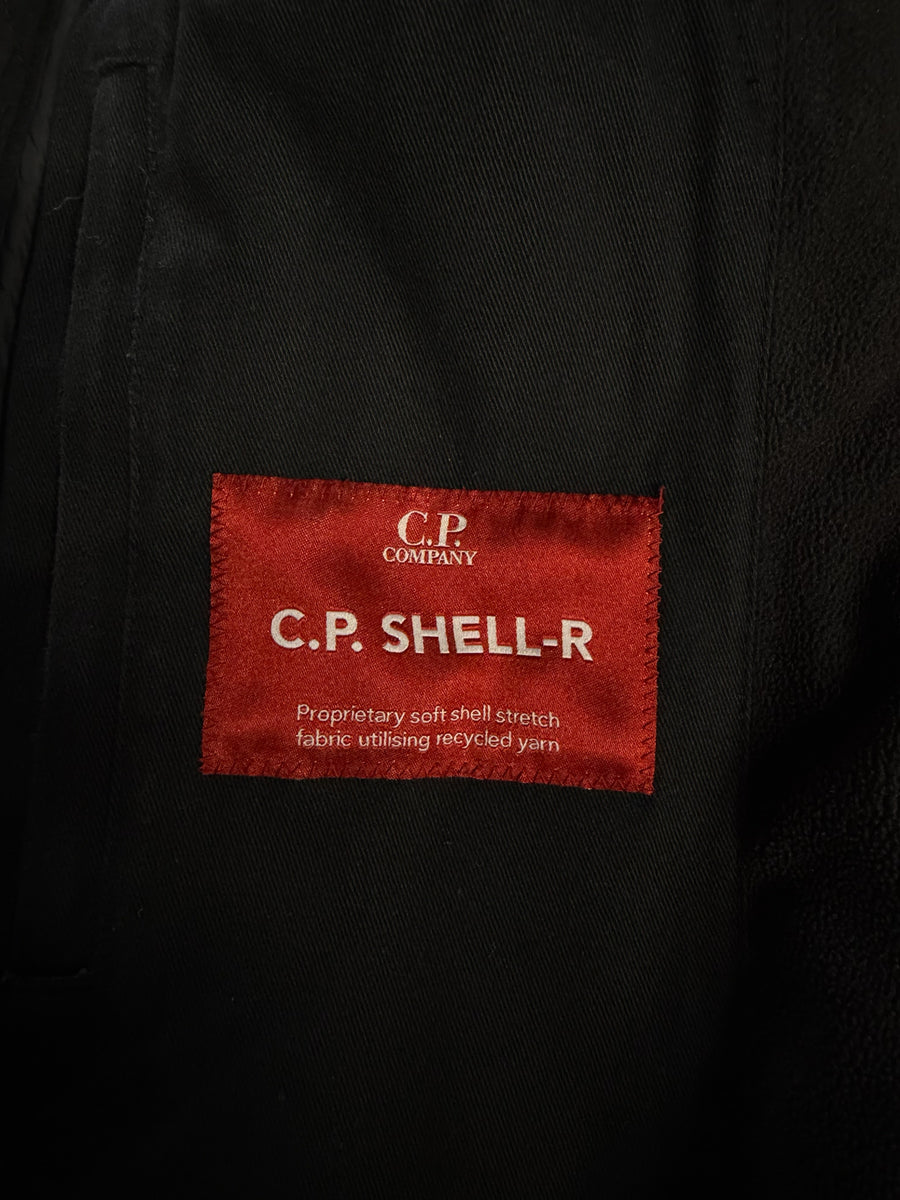 Étiquette rouge intérieure Secondstore C.P. Company indiquant la technologie de tissu soft shell recyclé Shell-R