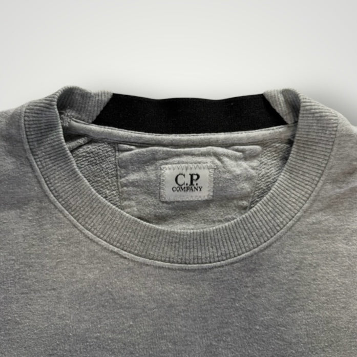 Gros plan sur le col rond gris chiné d'un sweat-shirt Secondstore C.P. Company avec étiquette intérieure contrastée