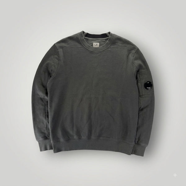 Sweat-shirt gris en coton Secondstore C.P. COMPANY avec col rond et poche zippée iconique sur la manche gauche