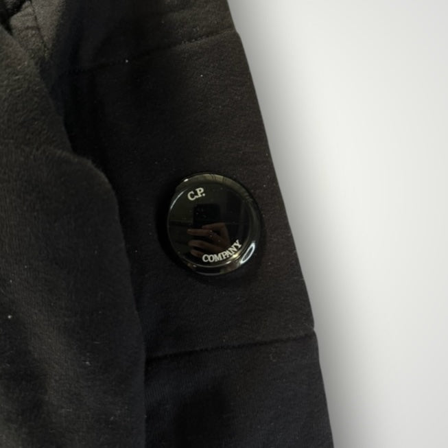Détail de la manche noire en coton d'un sweat-shirt Secondstore C.P. Company avec sa lentille iconique