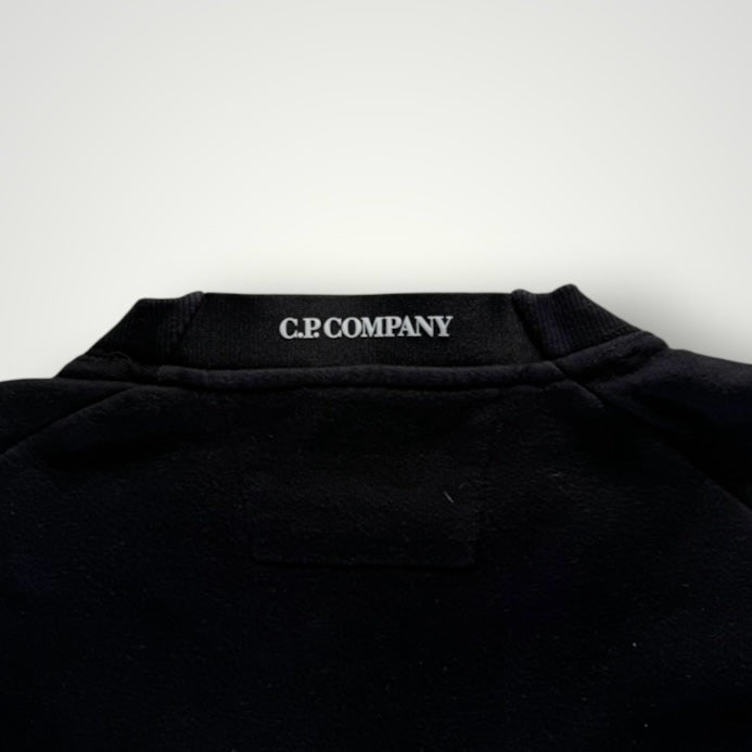Détail du col rond noir d'un sweat-shirt Secondstore C.P. Company avec logo imprimé sur la nuque