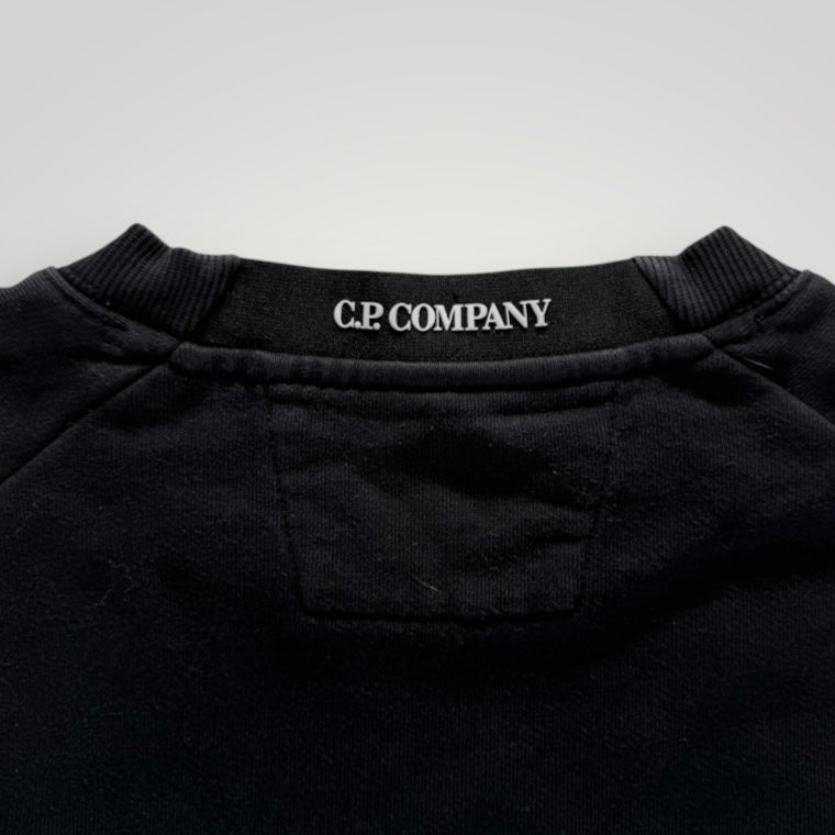 Détail du col rond noir d'un sweat-shirt Secondstore C.P. Company avec logo brodé à l'arrière