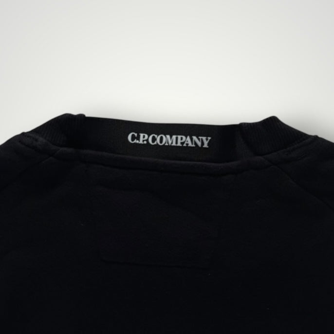 Détail du col rond noir en coton avec logo Secondstore C.P. COMPANY imprimé à l'intérieur