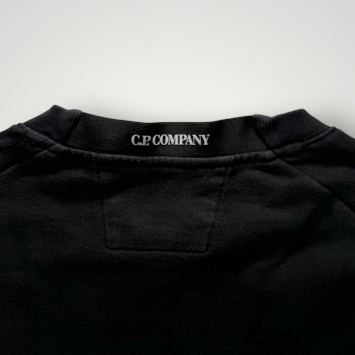 Détail du col rond noir d'un sweat-shirt Secondstore C.P. COMPANY avec logo imprimé à la nuque