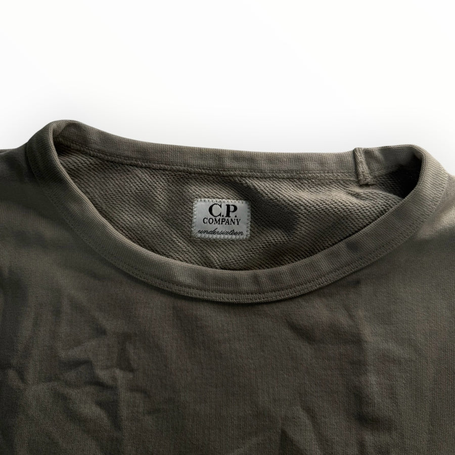 Gros plan sur le col rond et l'étiquette intérieure du sweat-shirt taupe en coton de la marque Secondstore C.P. Company