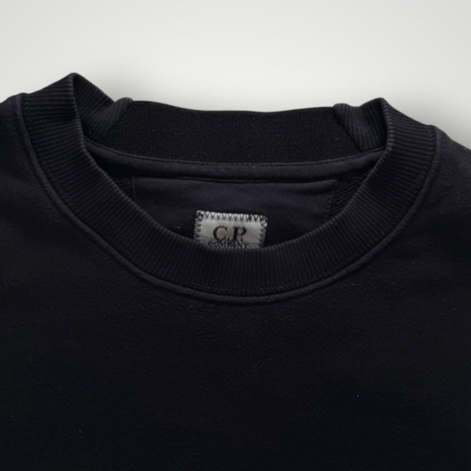Gros plan sur le col rond côtelé du sweatshirt noir en coton Secondstore C.P. Company avec étiquette intérieure