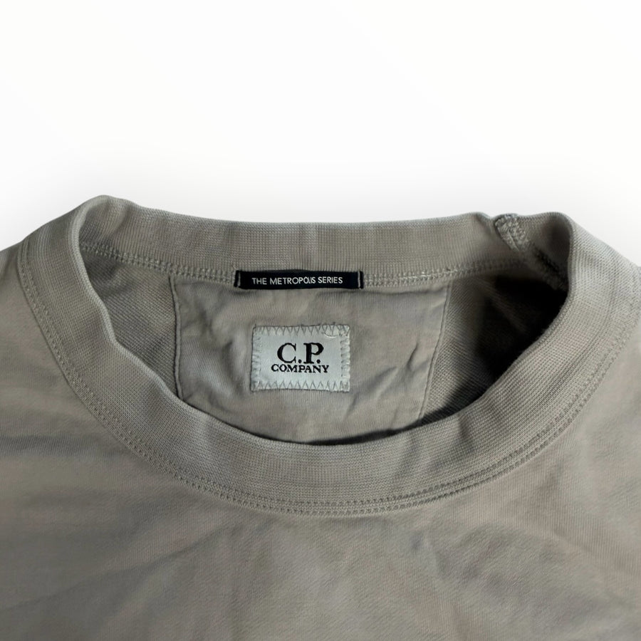 Détail du col rond et étiquette Metropolis Series sur un sweatshirt en coton gris Secondstore C.P. Company