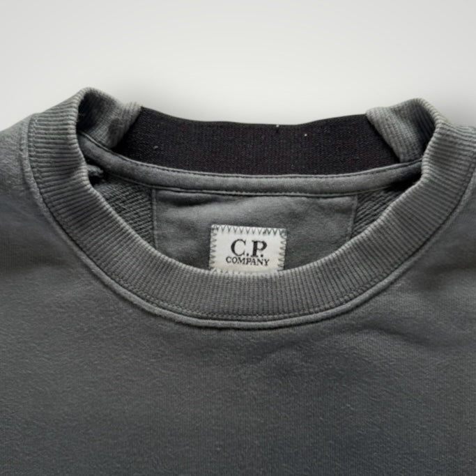 Gros plan sur le col rond côtelé d'un sweat-shirt gris Secondstore C.P. COMPANY en coton avec étiquette intérieure