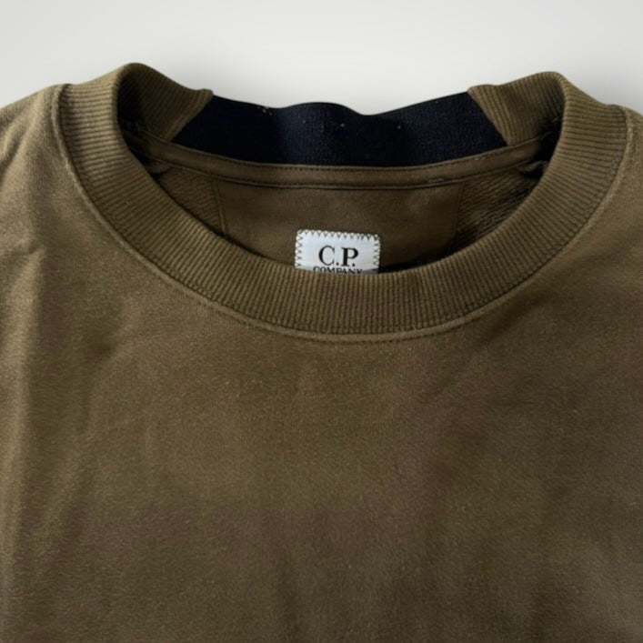 Sweatshirt Secondstore C.P. Company vert olive à col rond avec étiquette logo intérieure et finitions côtelées