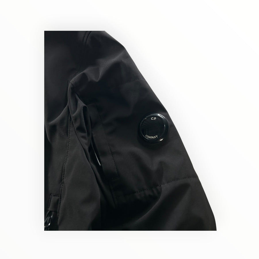 Veste noire Secondstore C.P. Company Shell-R avec lentille emblématique sur la manche et poche zippée technique