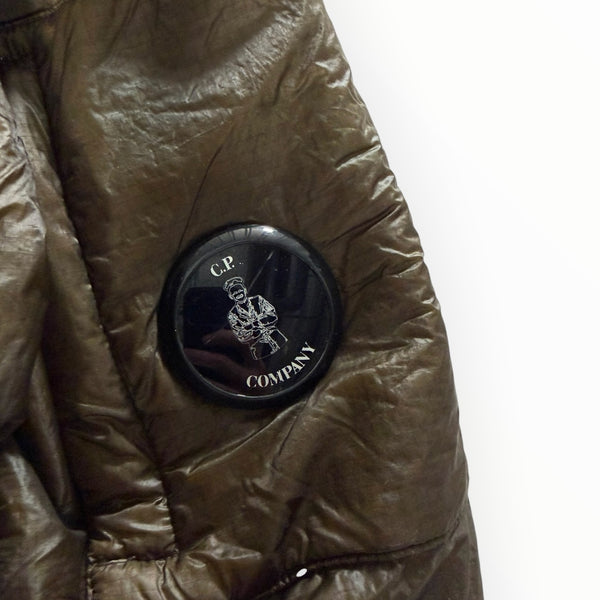 Détail du logo emblématique Secondstore C.P. Company sur une veste technique en ripstop vert olive
