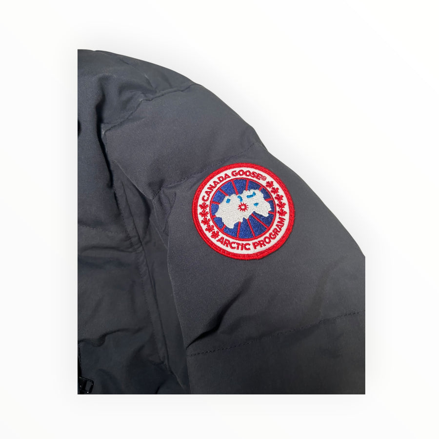 Logo brodé Canada Goose sur la manche d'une doudoune noire Secondstore