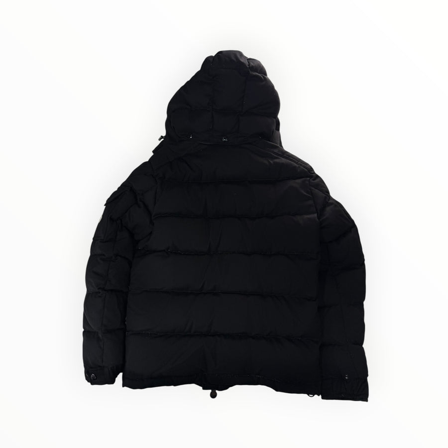 Doudoune noire à capuche Secondstore avec matelassage horizontal et finitions techniques de haute qualité
