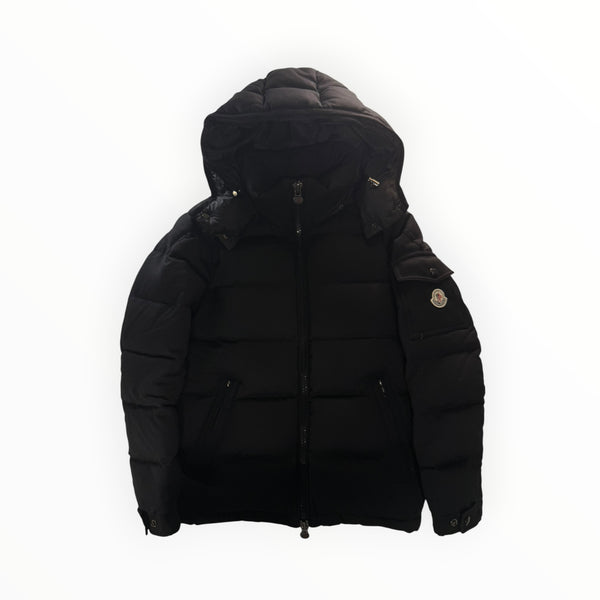 Doudoune noire à capuche Secondstore avec matelassage, fermeture zippée et écusson Moncler sur la manche