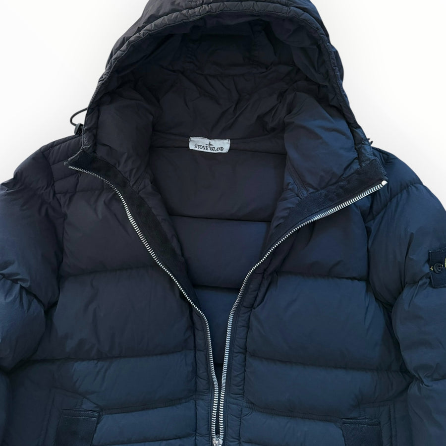 Doudoune noire Secondstore Stone Island en nylon stretch avec capuche et badge emblématique sur la manche