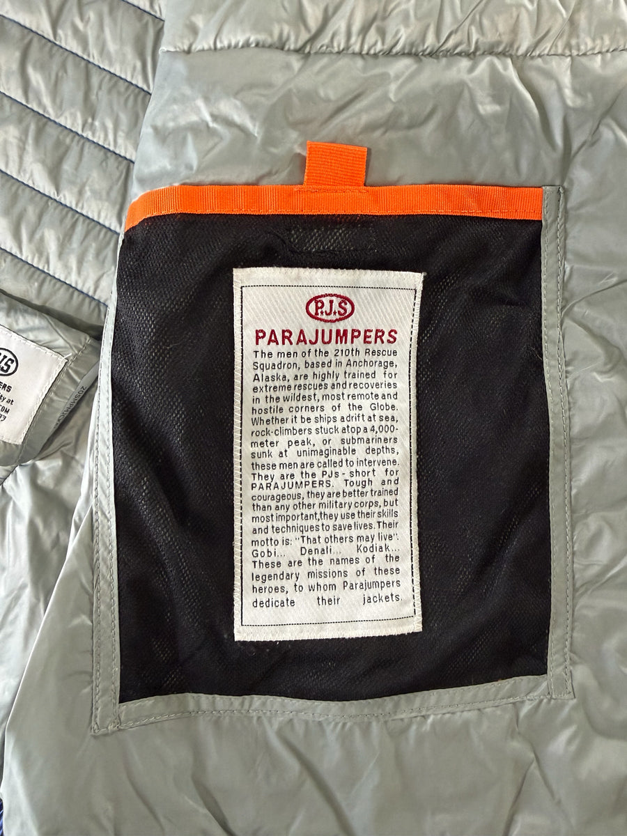 Étiquette intérieure informative Secondstore sur un gilet Parajumpers bleu électrique avec détails orange
