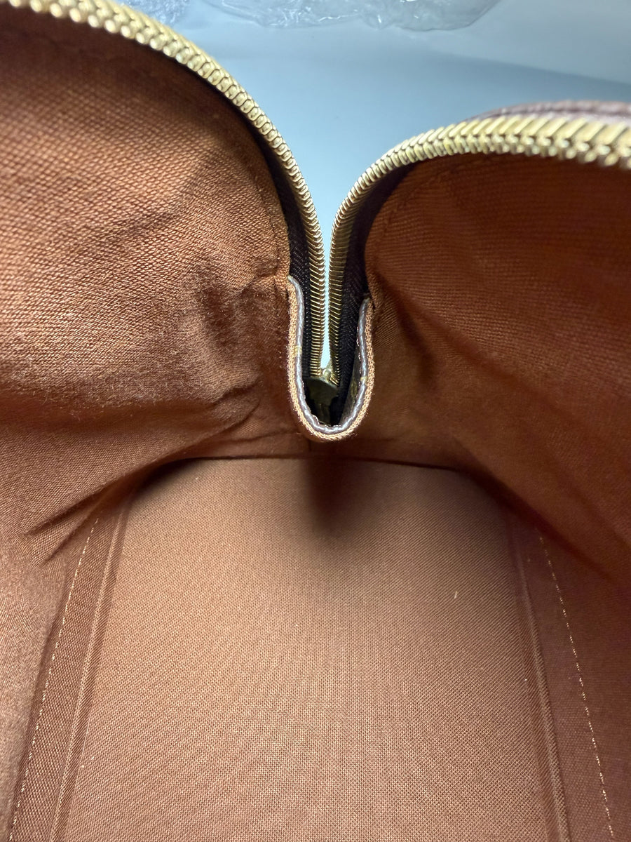 Intérieur spacieux et doublure textile marron du sac à main Secondstore Louis Vuitton Alma avec fermeture zippée