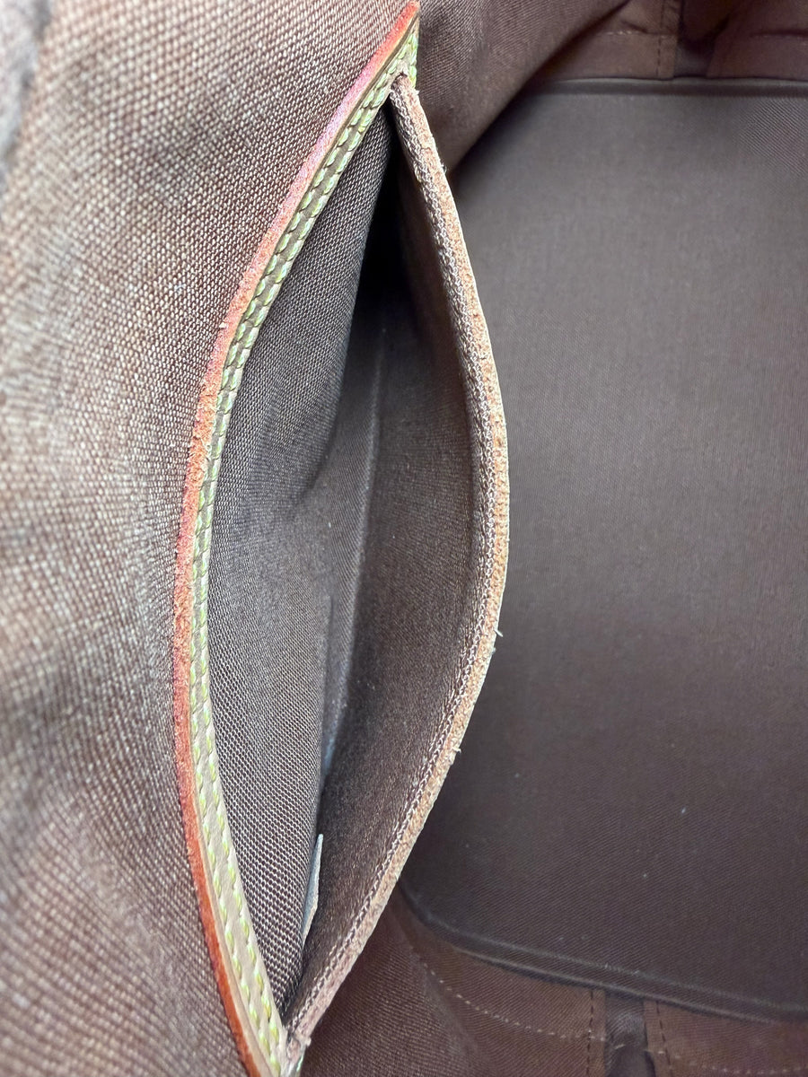 Interieur du sac Secondstore Louis Vuitton Alma avec doublure textile marron et poche plate en cuir