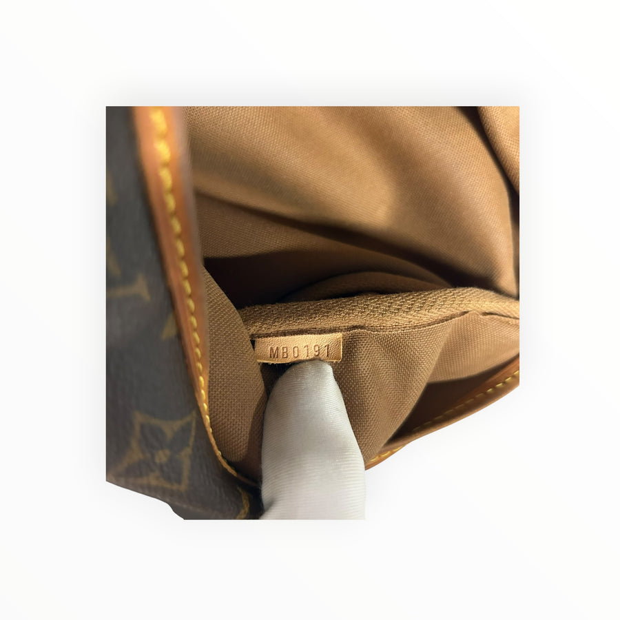 Code date authentique gravé sur une languette en cuir à l'intérieur d'un sac Secondstore Louis Vuitton en toile