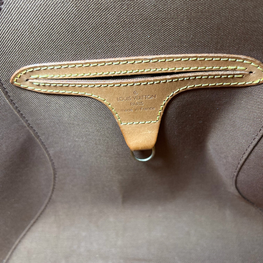 Détail intérieur du sac Secondstore Louis Vuitton Ellipse avec étiquette en cuir marron et logo embossé
