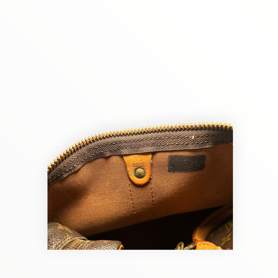 Détail intérieur du sac de voyage Secondstore Louis Vuitton Keepall montrant le code de date sur languette en cuir