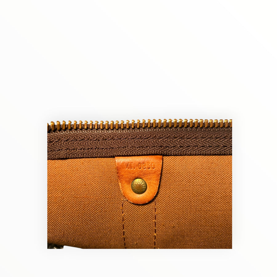Détail de la fermeture éclair et de la languette en cuir Secondstore Louis Vuitton Keepall avec marquage