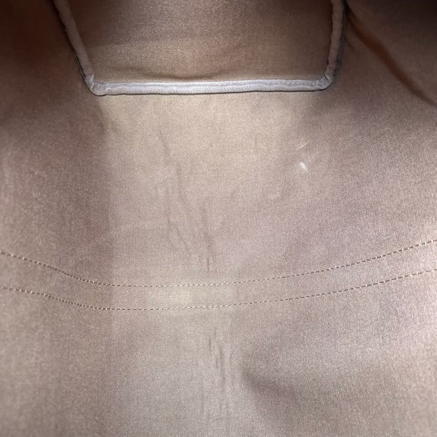 Intérieur spacieux et doublé en toile résistante du sac de voyage Secondstore Louis Vuitton Keepall