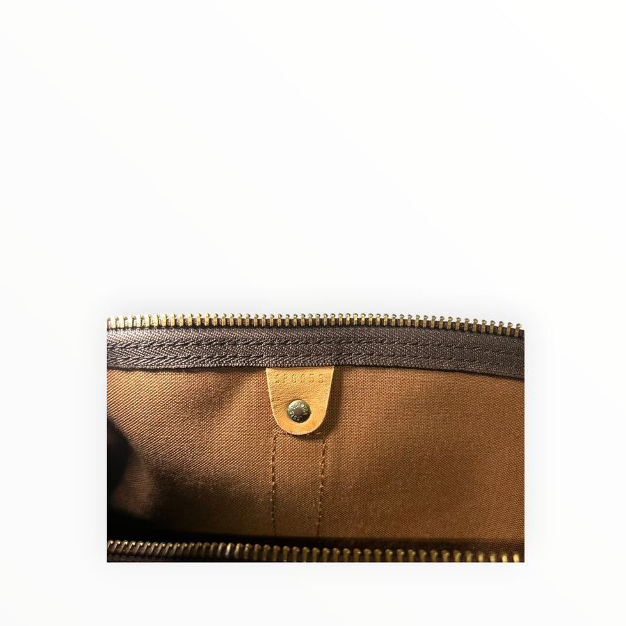 Détail intérieur du sac de voyage Secondstore Louis Vuitton Keepall avec étiquette en cuir et fermeture éclair