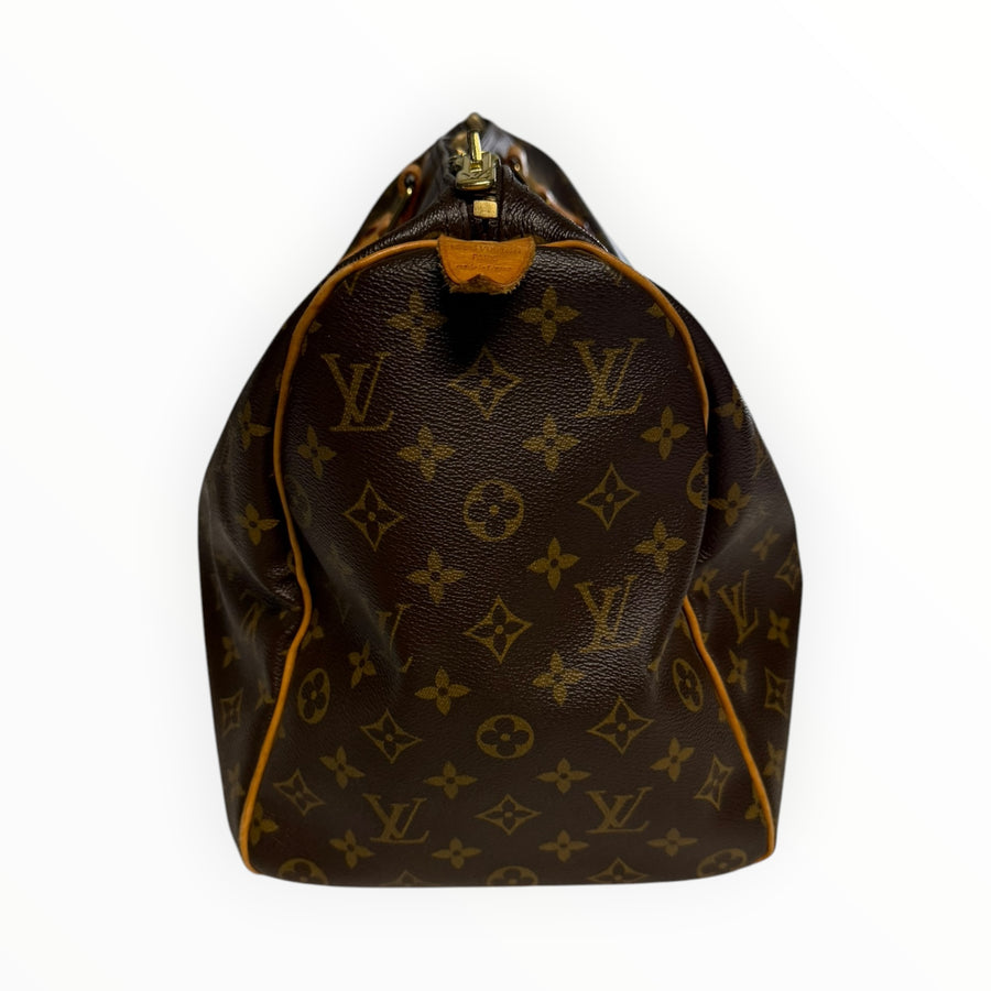 Vue latérale du sac de voyage Secondstore Louis Vuitton Keepall en toile Monogram marron avec finitions en cuir
