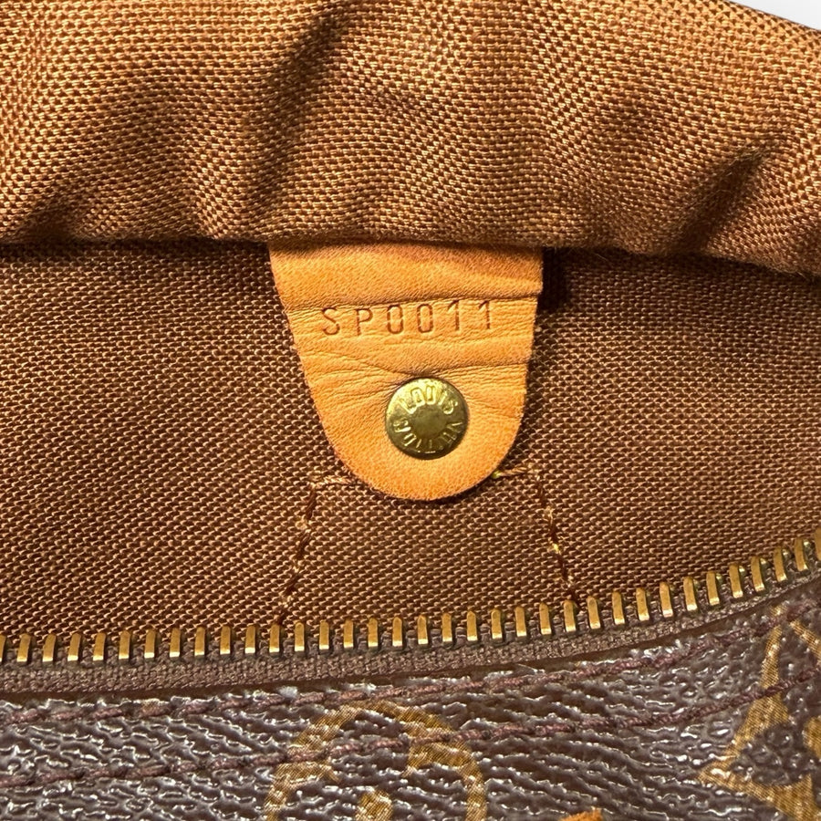 Détail intérieur du sac Secondstore Louis Vuitton Speedy avec étiquette en cuir et code date SP0011 gravé