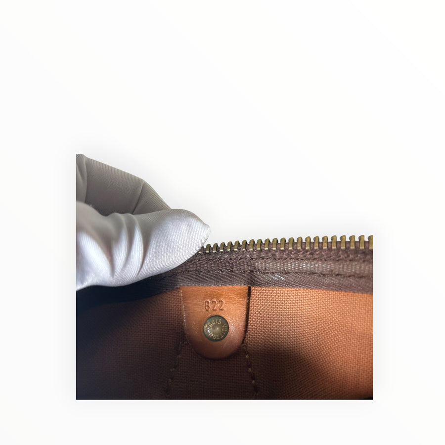 Gros plan sur le code de date gravé à l'intérieur d'un sac Secondstore Louis Vuitton Speedy en toile Monogram