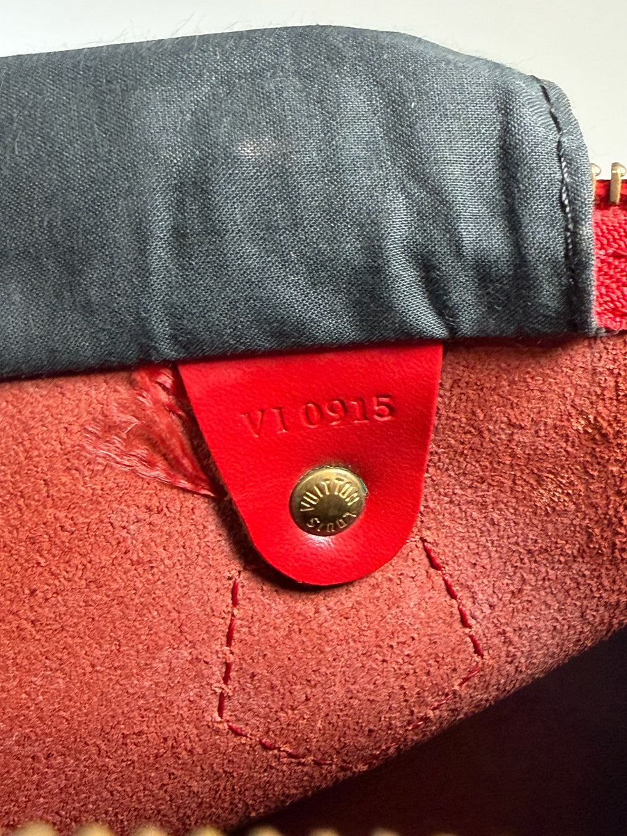 Détail intérieur du sac Secondstore Louis Vuitton Speedy en cuir Épi rouge avec marquage de série et bouton doré