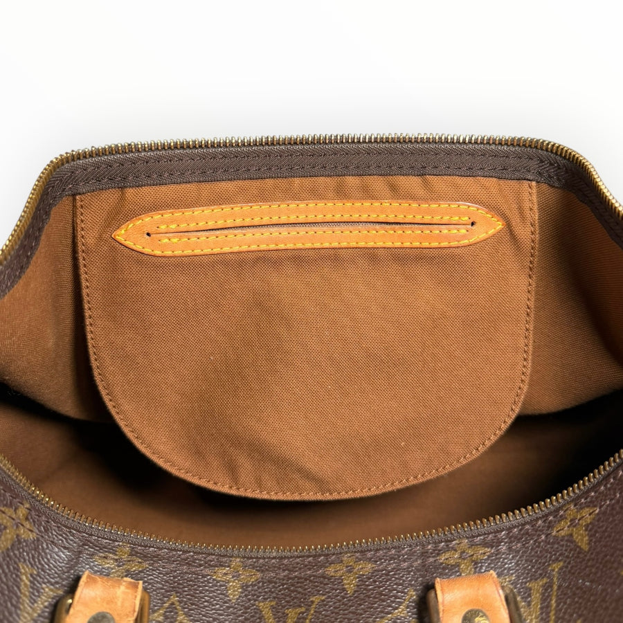 Intérieur du sac Secondstore Louis Vuitton Speedy en toile marron avec poche plate et finitions en cuir naturel