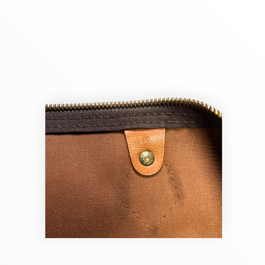 Détail intérieur du sac de voyage Secondstore Louis Vuitton Speedy avec rivet doré et cuir de vachette naturel