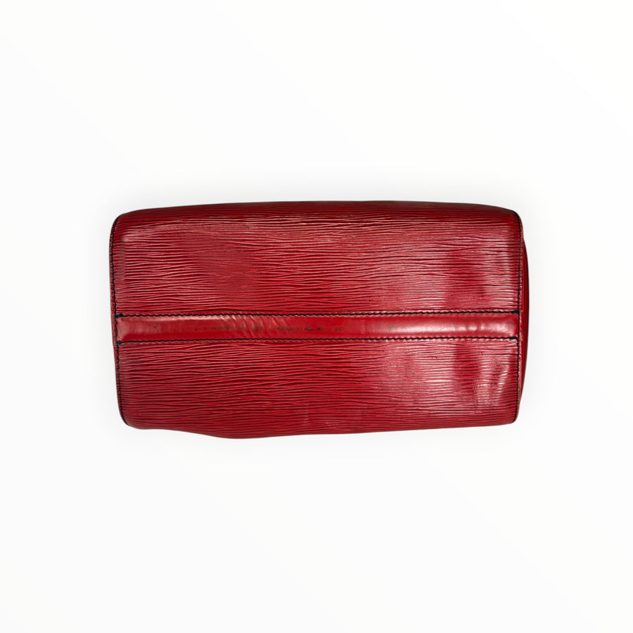 Vue de dessous du sac Secondstore Louis Vuitton Speedy en cuir Épi rouge avec texture striée emblématique