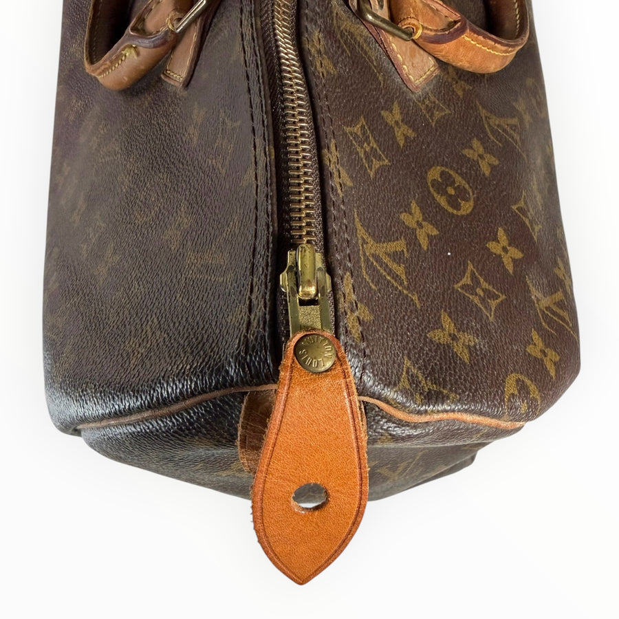 Détail de la fermeture éclair et toile Monogram marron du sac de voyage Secondstore Louis Vuitton Speedy