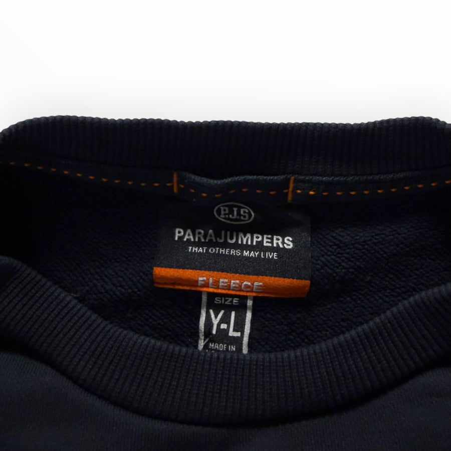 Gros plan sur l'étiquette intérieure du sweat-shirt bleu marine Secondstore Parajumpers avec col rond côtelé