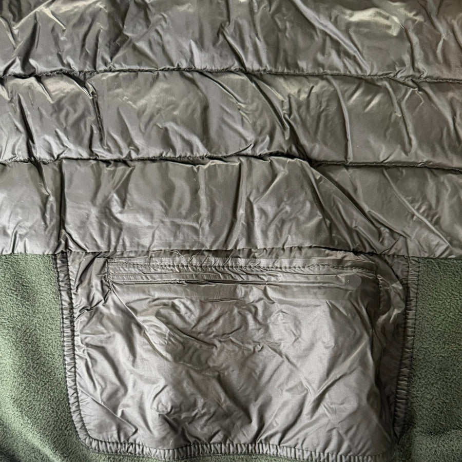 Détail de la veste hybride Secondstore Parajumpers vert olive avec empiècement matelassé et poche zippée technique